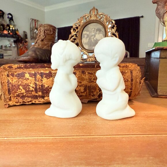 ❌SOLD❌Fenton Uranium Satin Glass Praying Boy & Girl - Picture 4 of 9